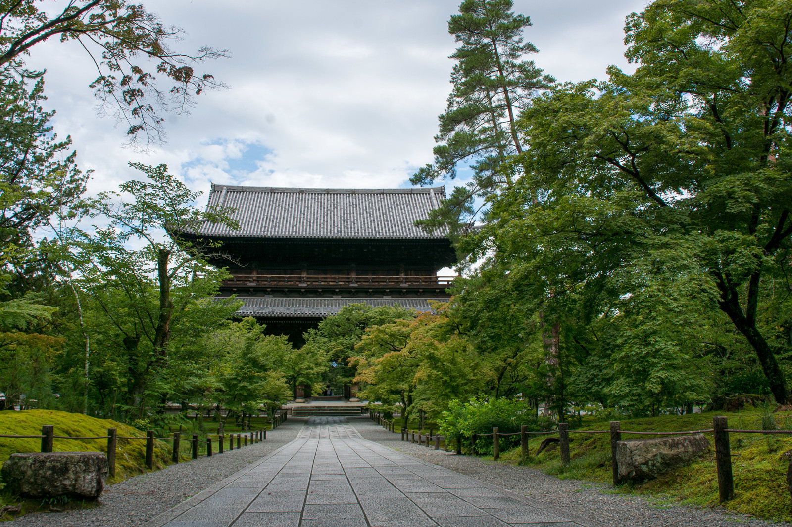 南禅寺の法堂から石畳の参道を通して見える三門の風景