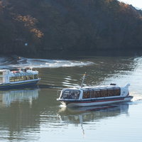 さざ波を立てる遊覧船（恵那峡）の写真