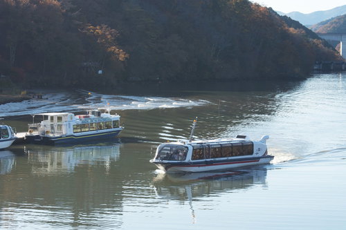 さざ波を立てる遊覧船（恵那峡）
