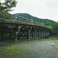五十鈴川の河原近くに降りて下から見る宇治橋の写真