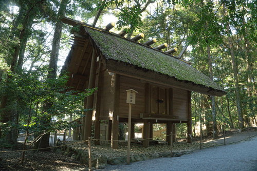 内宮の森の中の参道沿いに建つ御稲御倉（みしねのみくら）