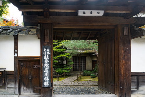 妙心寺の塔頭（たっちゅう）の一つ、桂春院の山門