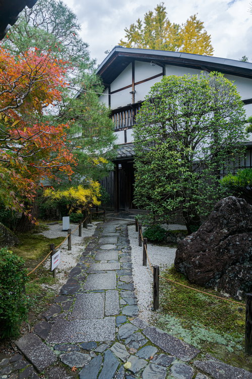 桂春院参拝入口へと向かう石畳