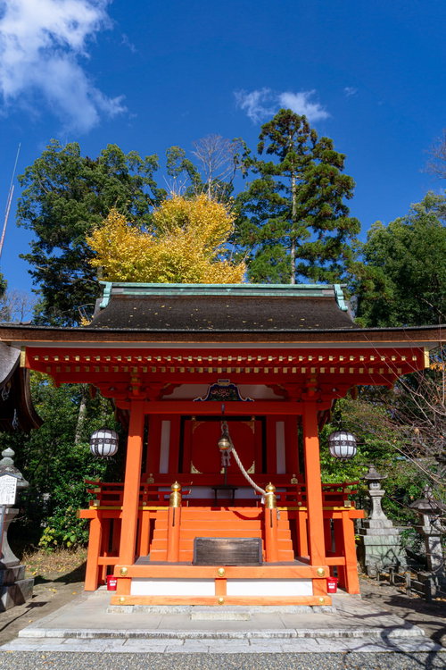 北野天満宮創建以前からあり、境内で最も古い摂社地主社