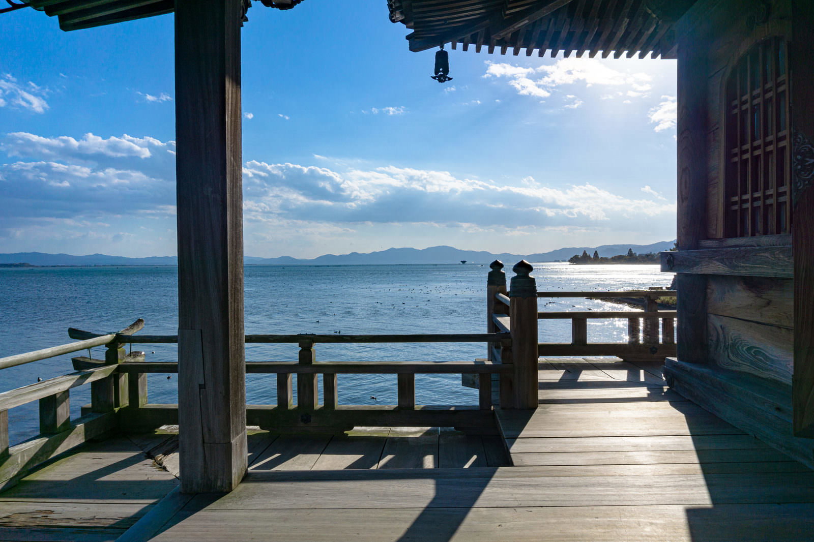 浮御堂の木造回廊から見た琵琶湖の風景、青空と輝く湖面