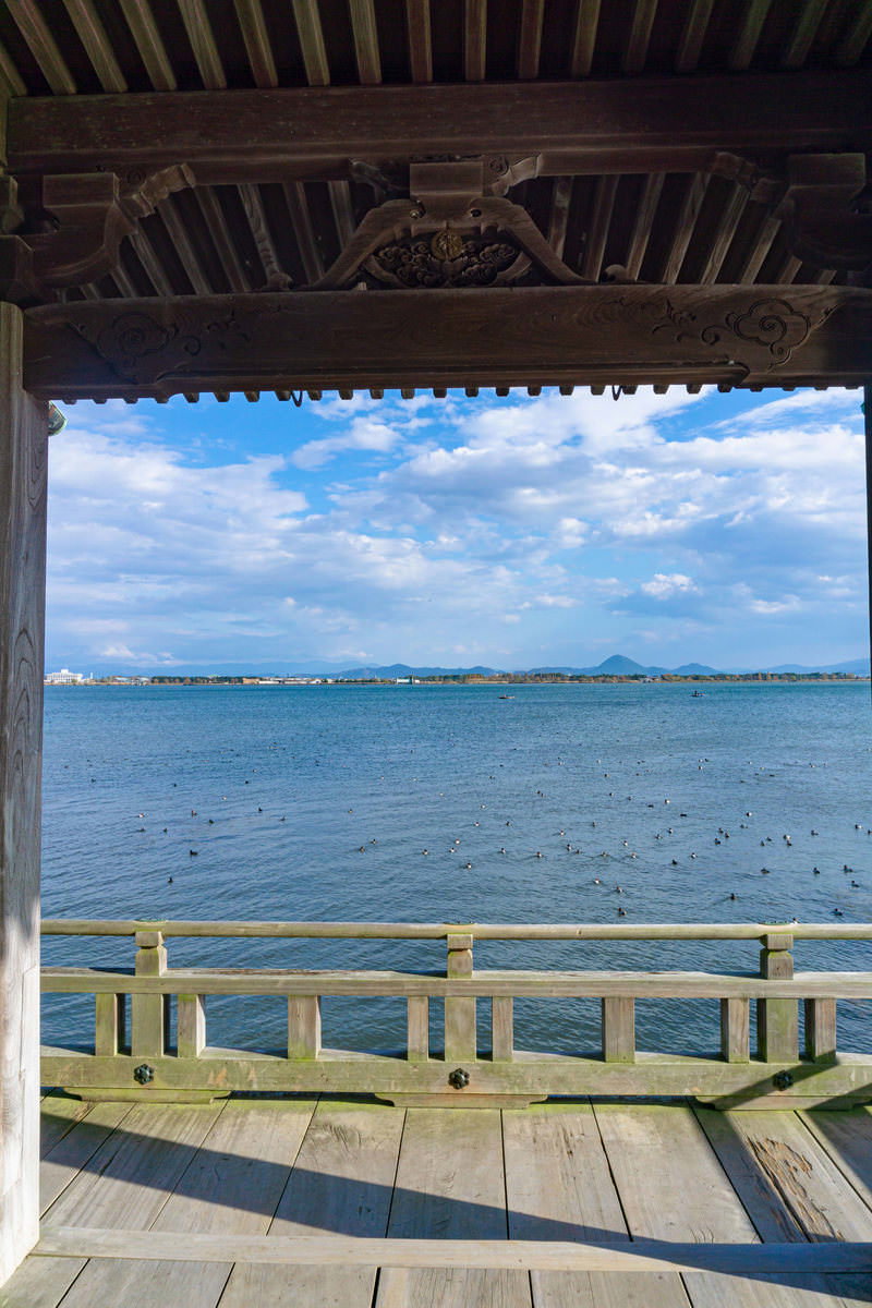 浮御堂の木造回廊から琵琶湖を眺める風景