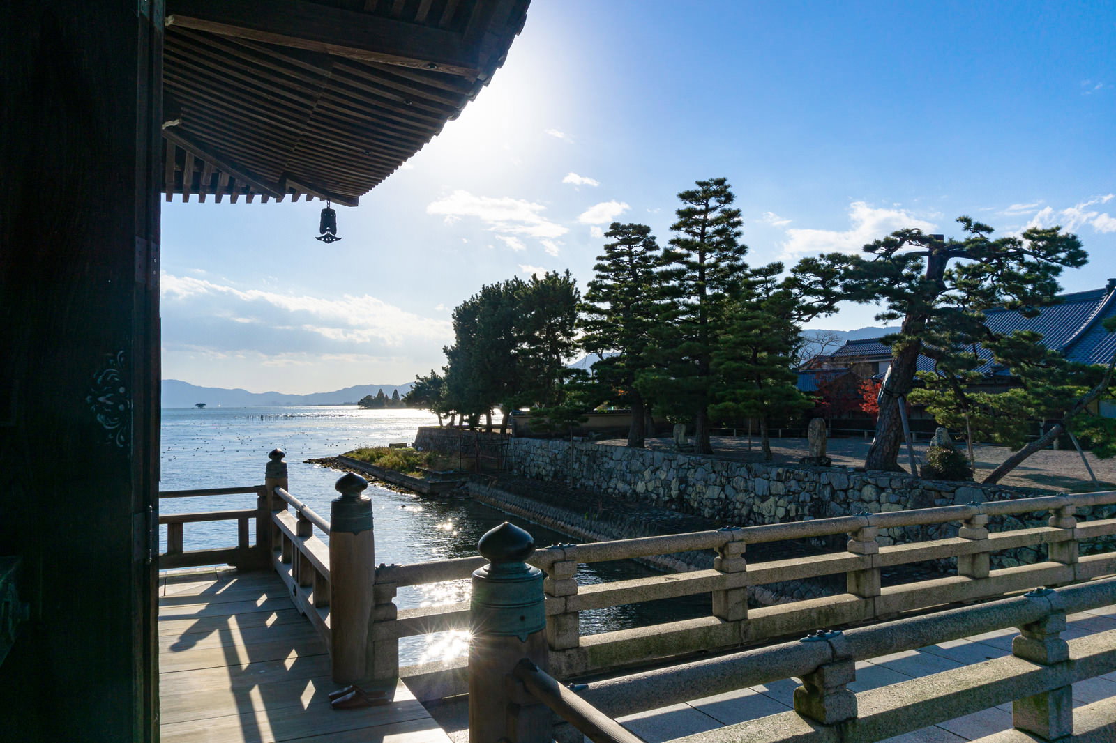 浮御堂から眺めた琵琶湖湖畔の境内と仏堂の風景