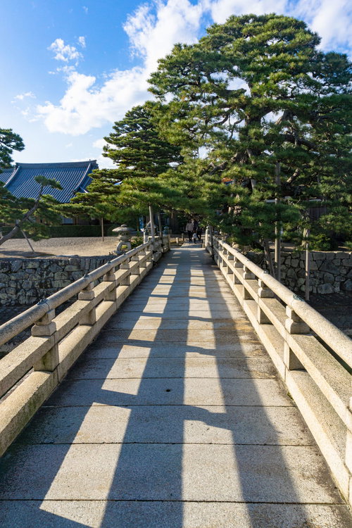 浮御堂から境内をつなぐ石造りの橋