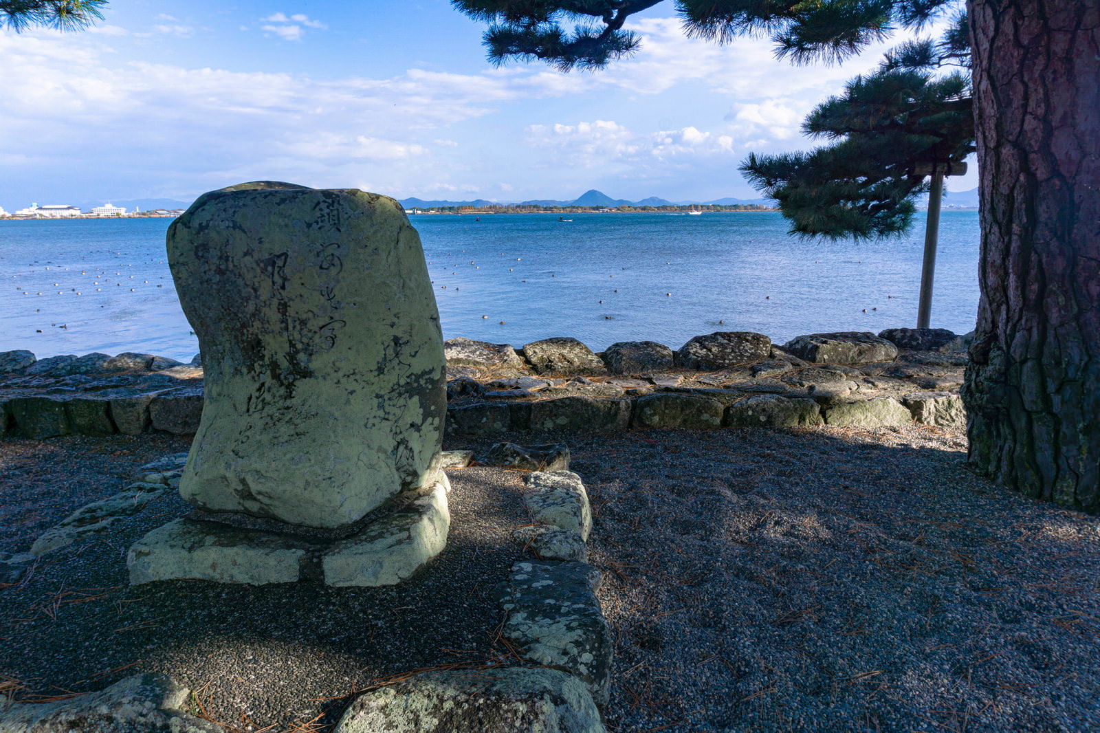 境内の松陰に建つ松尾芭蕉の句碑と琵琶湖の風景