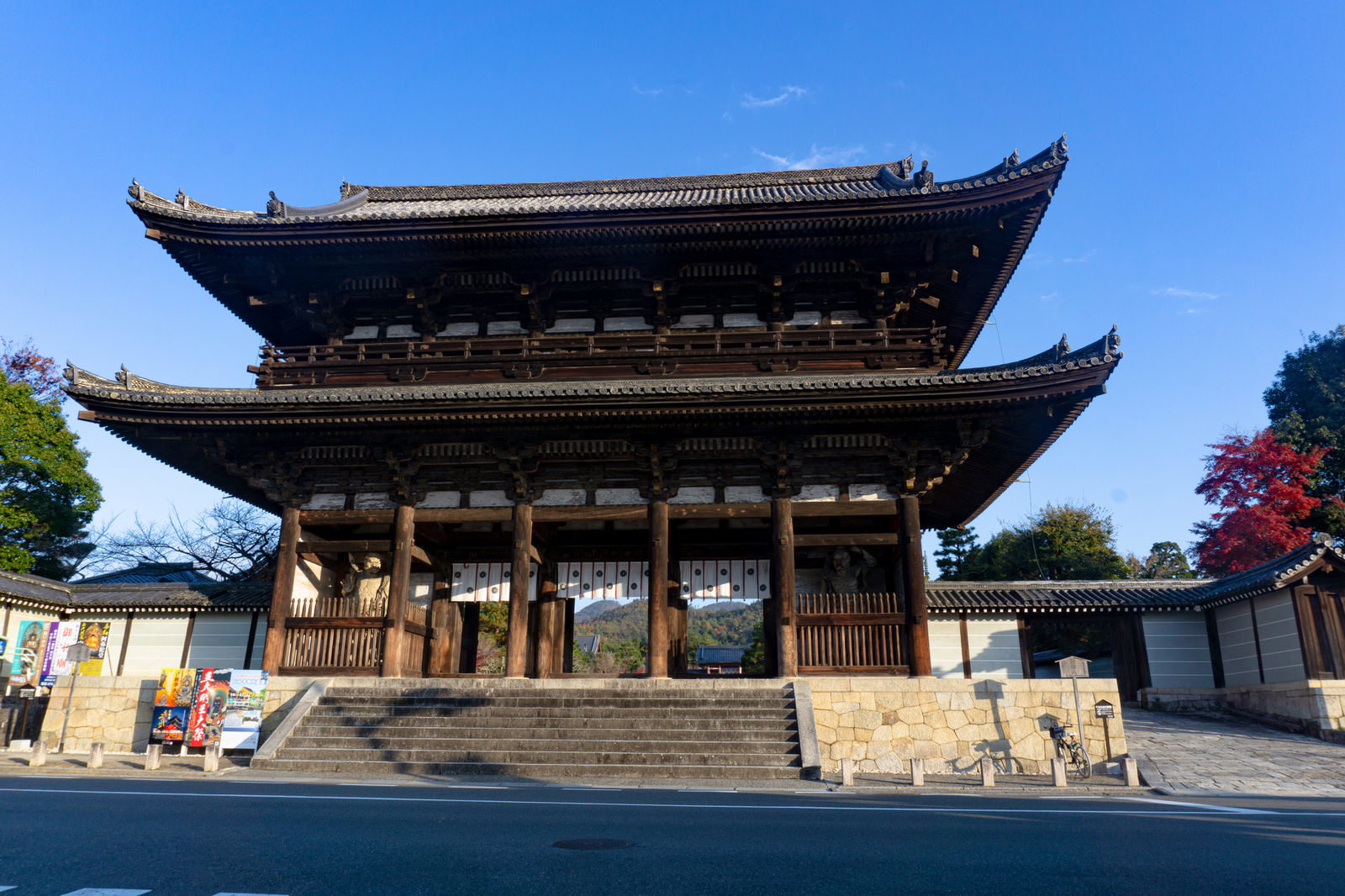 道路沿いに建つ仁和寺の仁王門、木造二重屋根の伝統建築