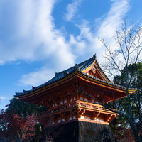 朱色が美しい仁和寺の鐘楼の写真