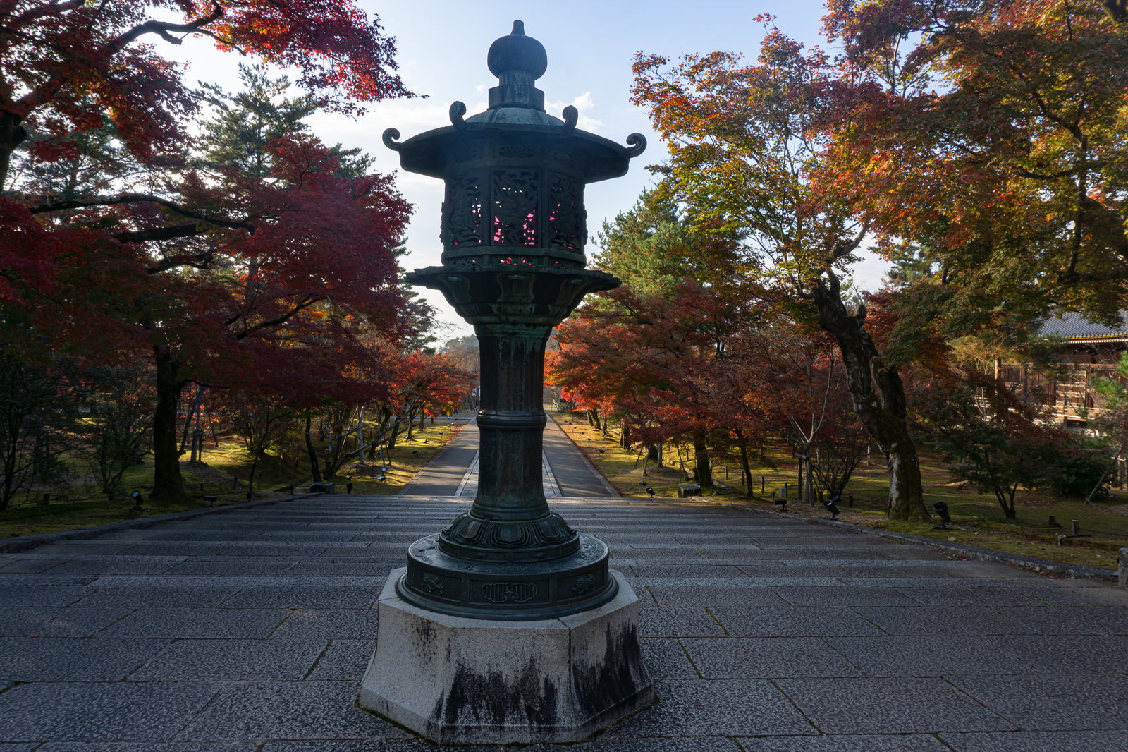 仁和寺の境内にある石灯篭と紅葉した木々