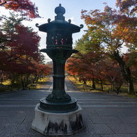 仁和寺金堂前の灯篭の写真