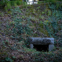 北野天満宮の御土居にぽっかりと口を開けた御土居を貫く全長19.3ｍの「悪水抜き（あくすいぬき）」（切石組暗渠（あんきょ）の写真