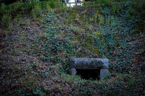 北野天満宮の御土居にぽっかりと口を開けた御土居を貫く全長19.3ｍの「悪水抜き（あくすいぬき）」（切石組暗渠（あんきょ）