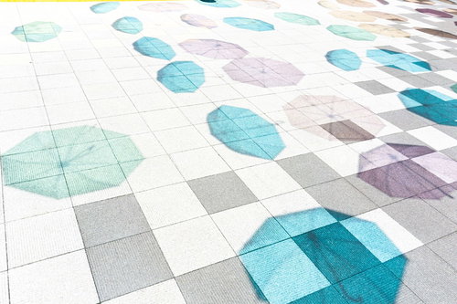 舞う色とりどりの傘の影（道の駅パレットピアおおの）