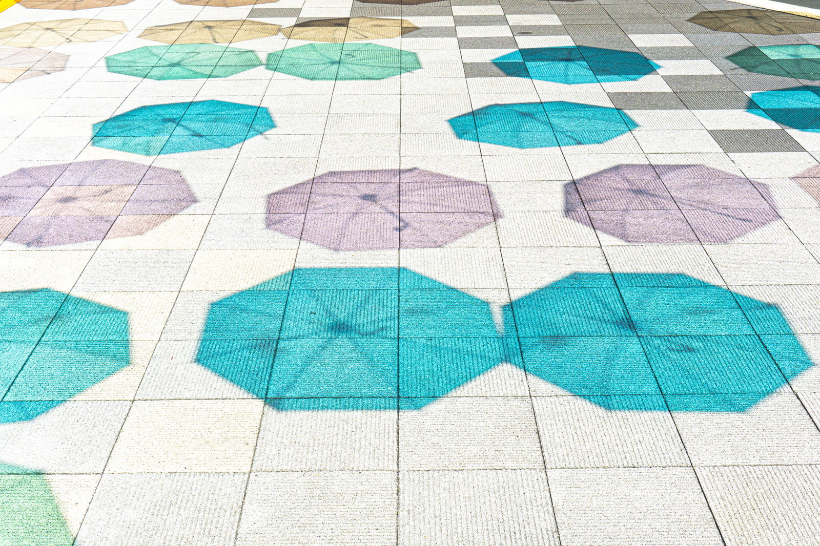 道の駅パレットピアおおののアンブレラスカイと地面に映る傘の影