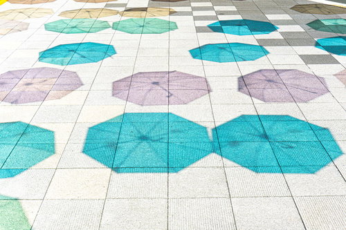 アンブレラスカイの彩る傘の影（道の駅パレットピアおおの 岐阜県）