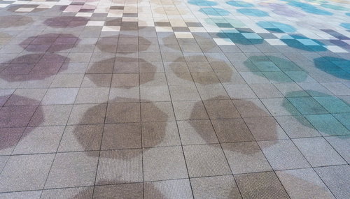 地面に彩る傘の影