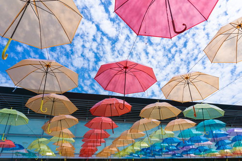 宙に浮くカラフルなビニール傘