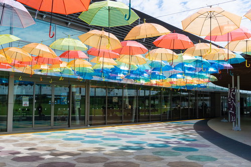 道の駅施設前の空も足元も彩るアンブレラスカイ（道の駅パレットピアおおの）