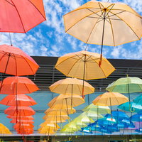 虹のように綺麗に並ぶたくさんのカラフルな傘（道の駅パレットピアおおの）の写真