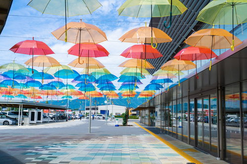 道の駅施設入り口付近から眺めたアンブレラスカイと人々が集まりだした駐車所（道の駅パレットピアおおの 岐阜県）