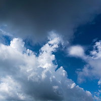 深い青色の空と雲の写真