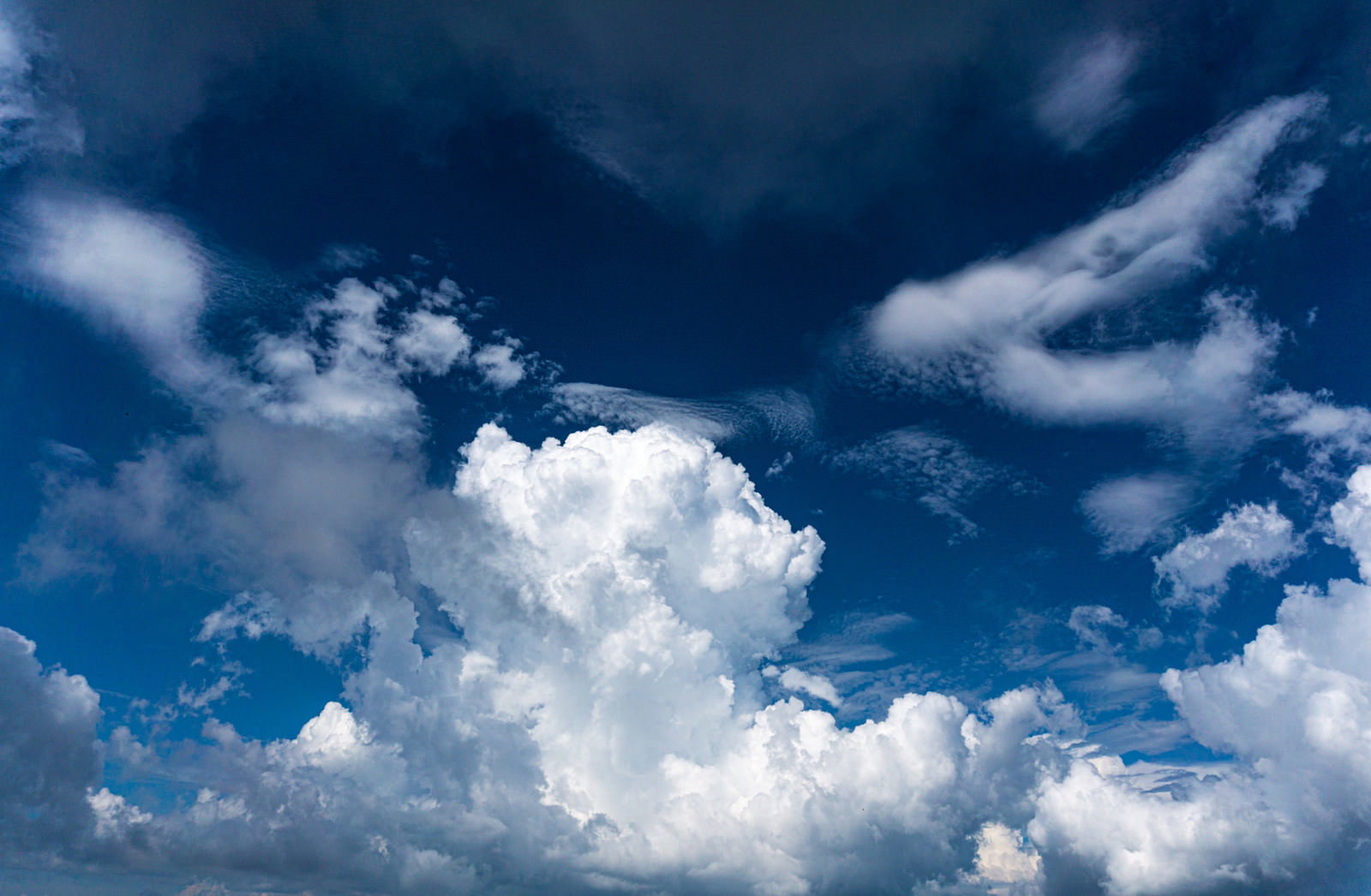 遠くに見える積乱雲と青い空の風景