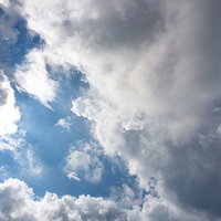 空を覆い隠そうとする雨雲の写真