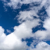 白い塊の雲の写真