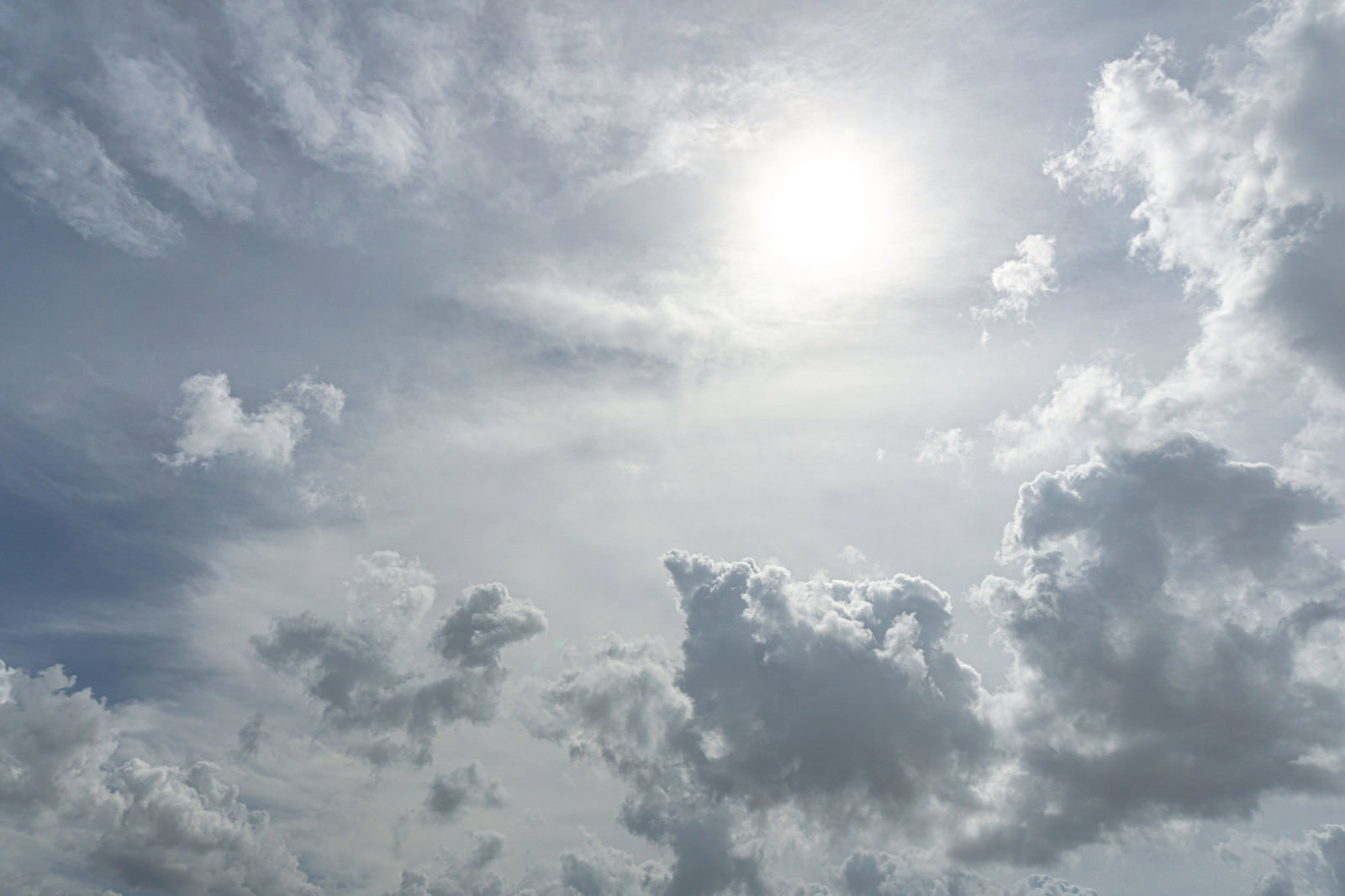 空を覆う雲に隠れた太陽の写真素材 - フリー素材ぱくたそ