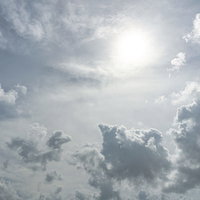 空を覆う雲に隠れた太陽の写真