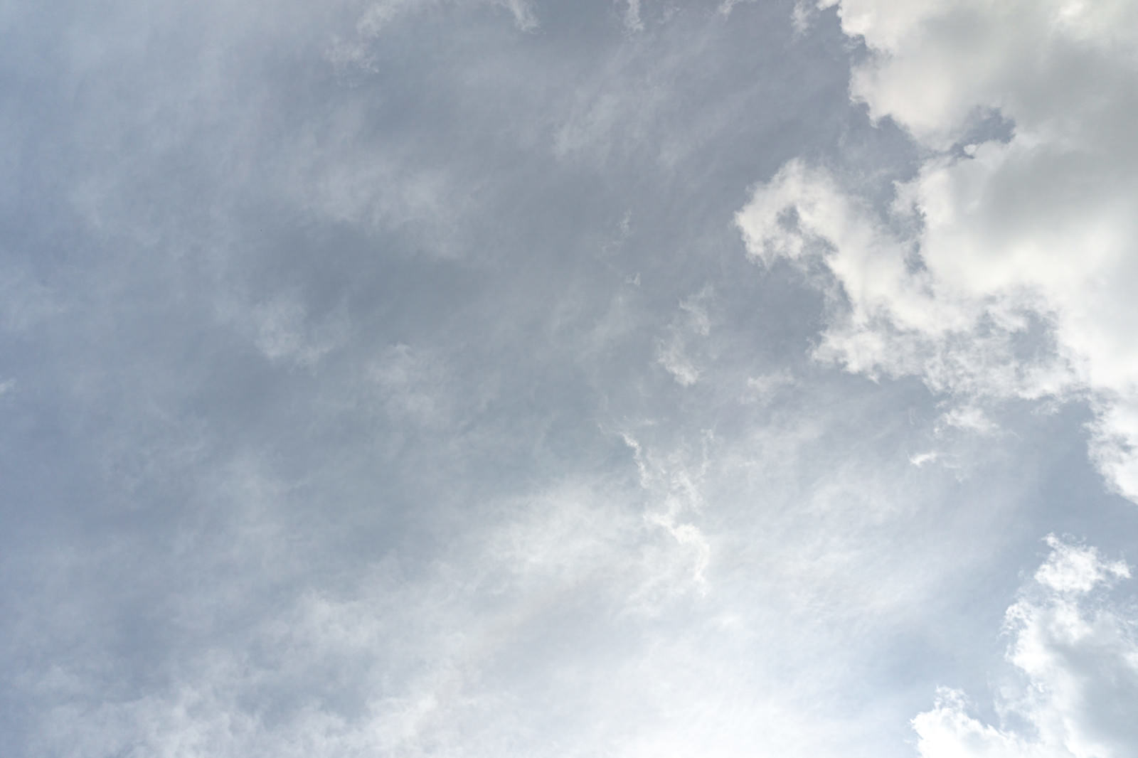 厚い雨雲に覆われたグレーの曇り空