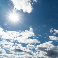 青空と光芒の写真