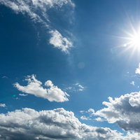 青空に輝く光芒の写真