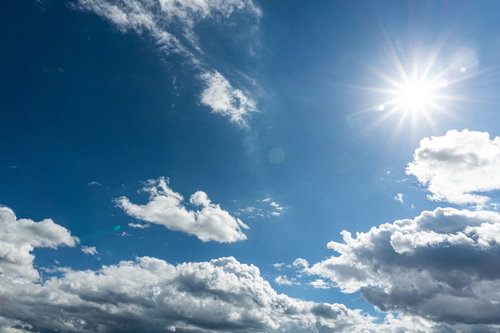 青空に輝く光芒