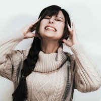 群発頭痛で顔をしかめて苦しむ女性の痛みの表情の写真