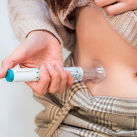 皮下注をお腹に注射する患者の自己注射の写真