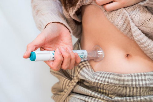 皮下注をお腹に注射する患者の自己注射