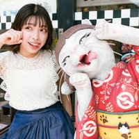 猫またポーズでツーショット 妖怪ベンチでの記念撮影の写真