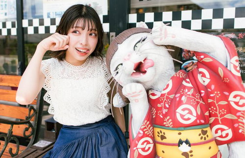 猫またポーズでツーショット 妖怪ベンチでの記念撮影