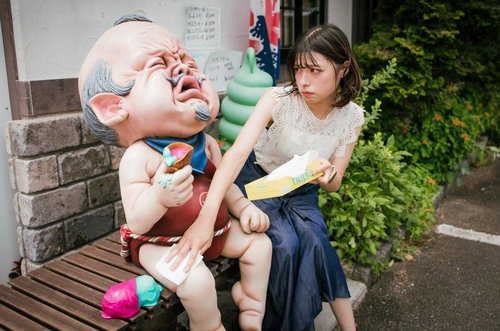 買ってあげたばかりのアイスを落として泣いてしまう子啼爺と拭く孫娘