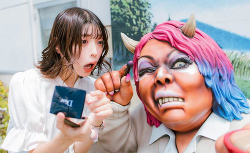 妖怪ベンチの山姥のギャルメイクにダメ出しする女性