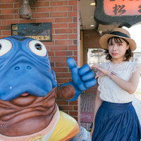 片想いの海坊主と一緒にポーズする女性の記念撮影の写真