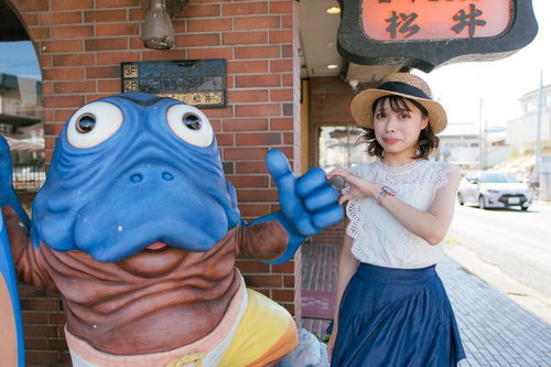 片想いの海坊主と一緒にポーズする女性の記念撮影